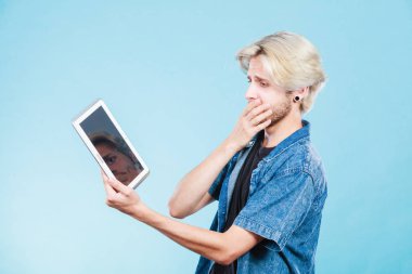 Tablet düşünme kullanarak trendy genç adam