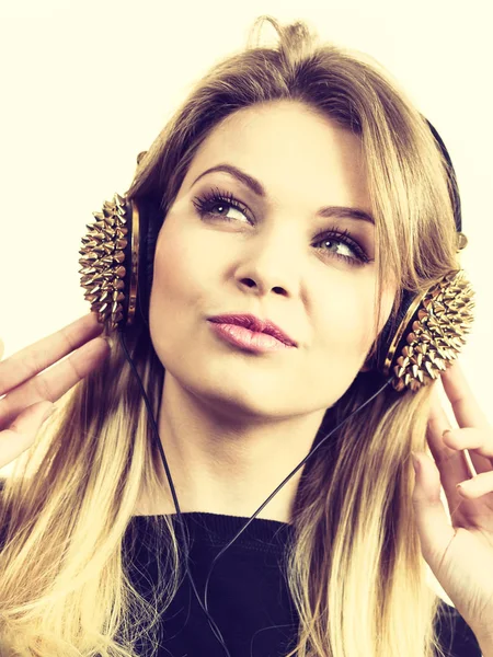 Mulher adolescente usando fones de ouvido — Fotografia de Stock