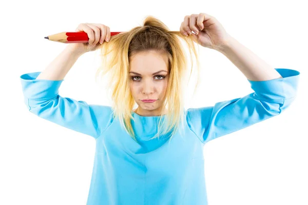 Žena, stanovení její vlasy ve škole — Stock fotografie