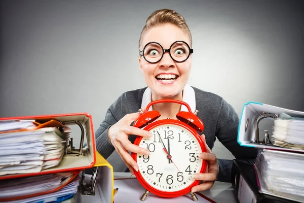 Geschäftsfrau im Amt mit großer roter Uhr. — Stockfoto