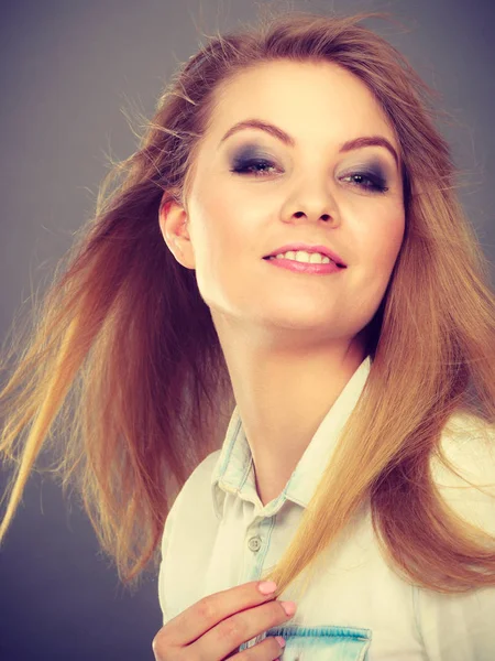 Mujer rubia atractiva con el pelo soplado por el viento —  Fotos de Stock