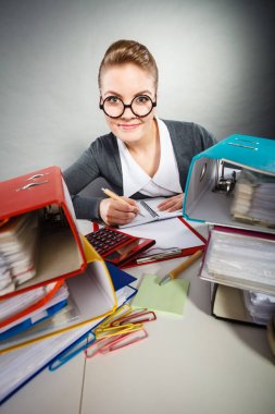 İş yerinde genç mutlu Sekreteri.