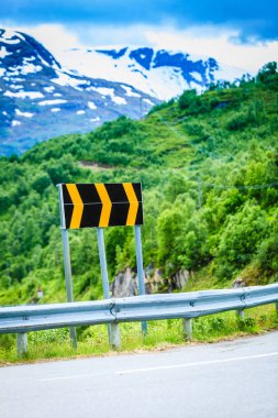 yol Norveç dağlarında