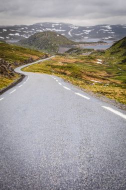 Yol manzara Norveç dağlarında