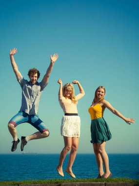 Kaygısız arkadaş deniz okyanus su tarafından atlama.