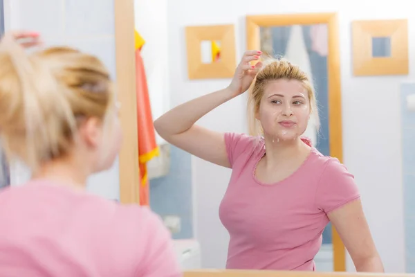 Jeune femme ayant un masque de gel sur le visage — Photo