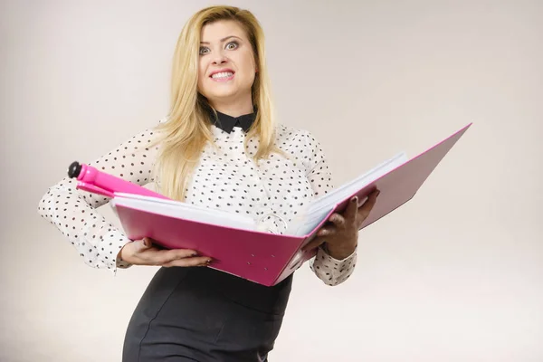 Счастливая деловая женщина держит папку с документами — стоковое фото