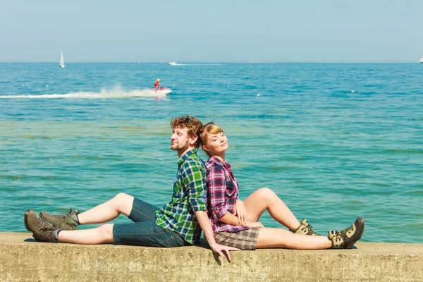 Caminhadas casal relaxante na costa do mar — Fotografia de Stock