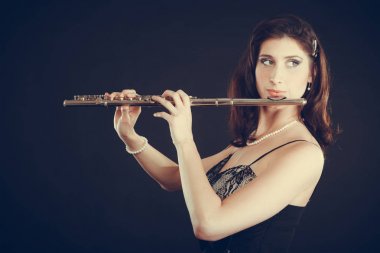 Enine flüt üzerinde siyah oynayan kadın.