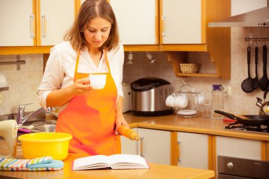 Planlama ve yemek hazırlama ev hanımı