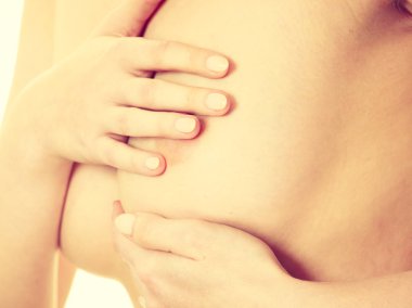 Kadın göğüslerini meme kanseri için incelenmesi