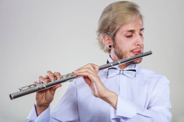 Erkek flütçü onun flüt çalmaya