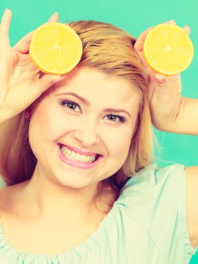 Kız holding limon narenciye meyve