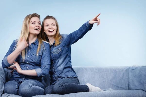 Twee vrienden van de gelukkige vrouwen het dragen van jeans outfit poitning — Stockfoto