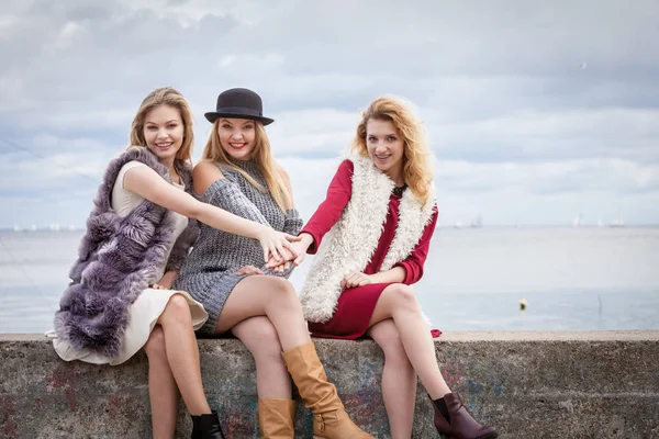 Três mulher na moda contra o céu — Fotografia de Stock