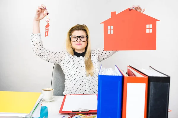 Thining affärskvinna i office håller hus — Stockfoto