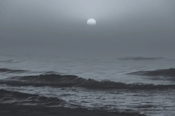 Siyah ve beyaz güneş gün batımı sırasında — Stok fotoğraf