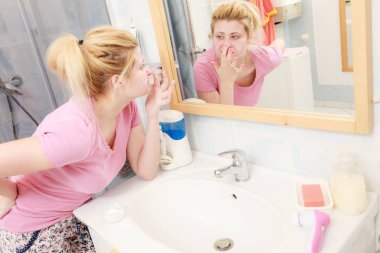 Kadın yüz kremi parmağını ile uygulama