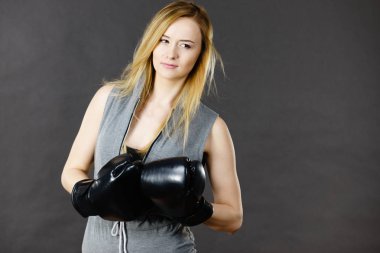 Boksör kız egzersiz ile boks eldivenleri.