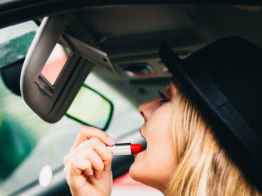 Genç kadın ruj arabada uygulama