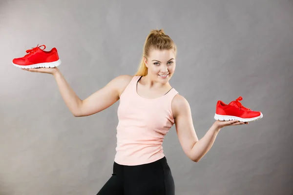 Gelukkige vrouw presenteren sportkleding trainers schoenen — Stockfoto