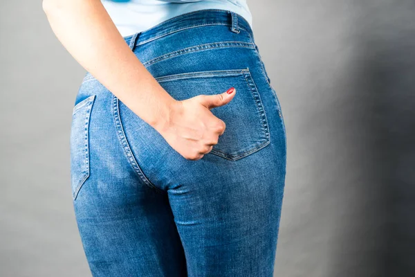 Kvinna höfter rumpa i jeans kläder — Stockfoto