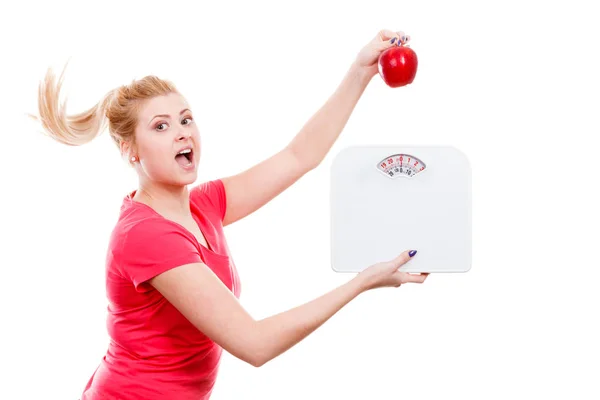 Frau mit Apfel und Gewichtmaschine — Stockfoto