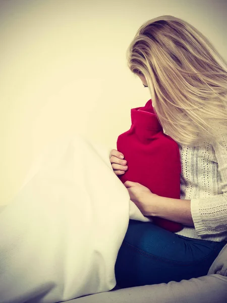 Cofa üzerinde oturan kadın duygu mide krampları