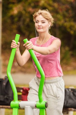 Aktif kadın üzerinde eliptik eğitmen egzersiz.