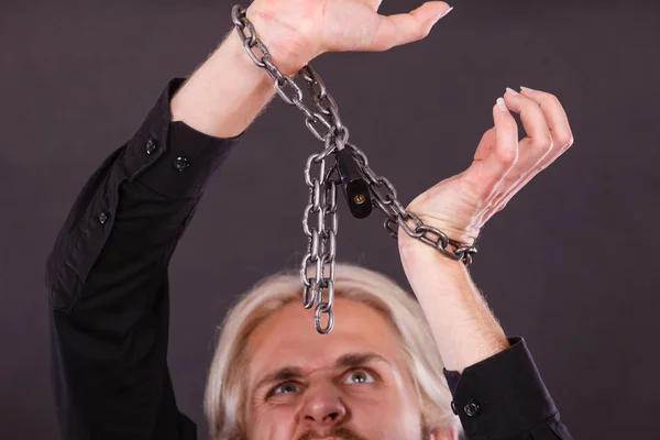 Homem furioso com as mãos acorrentadas, sem liberdade — Fotografia de Stock
