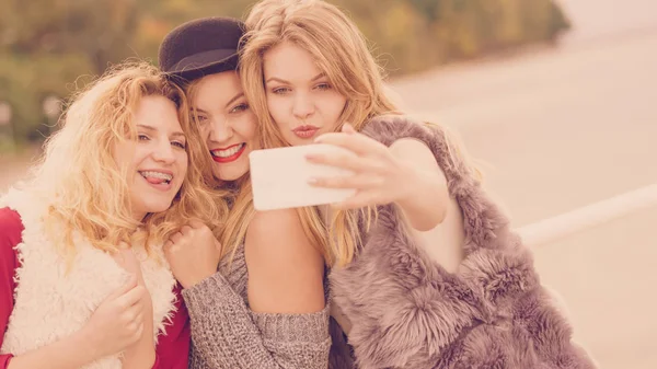 Tres mujeres tomando selfie al aire libre — Foto de Stock