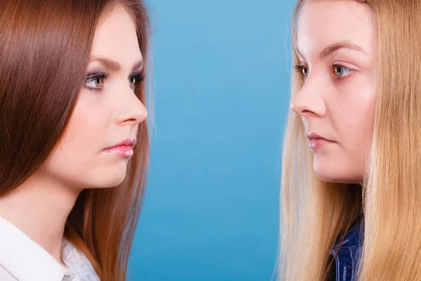 Confronto tra ragazze con e senza trucco . — Foto Stock