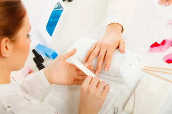 Mulher recebendo manicure feito unhas de arquivo — Fotografia de Stock