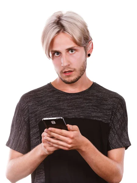 Shocked man using mobile phone read message — Stock Photo, Image