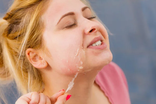 Mujer quitándose la máscara de la cara —  Fotos de Stock