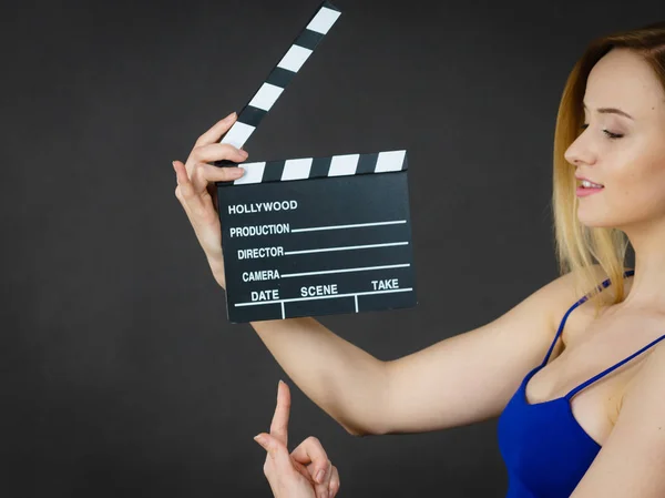 Mulher segurando ardósia filme profissional — Fotografia de Stock