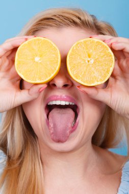 Limonlu narenciye gözleriyle kapsayan kız