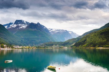 Su, Norveç Fiyordu küçük tekne