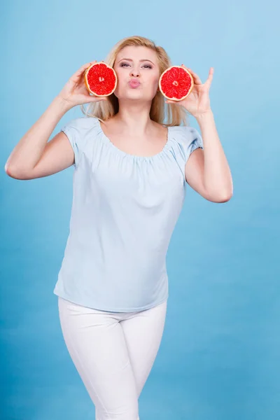 Kvinna håller grapefrukt citrus frukt i händer — Stockfoto