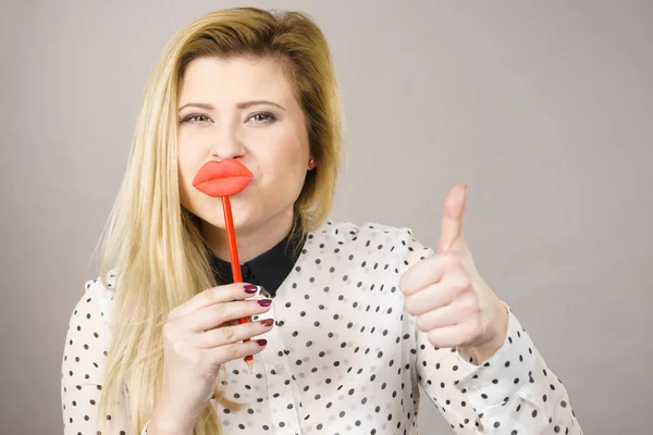 Szczęśliwa kobieta trzymając usta fałszywych Memory stick — Zdjęcie stockowe