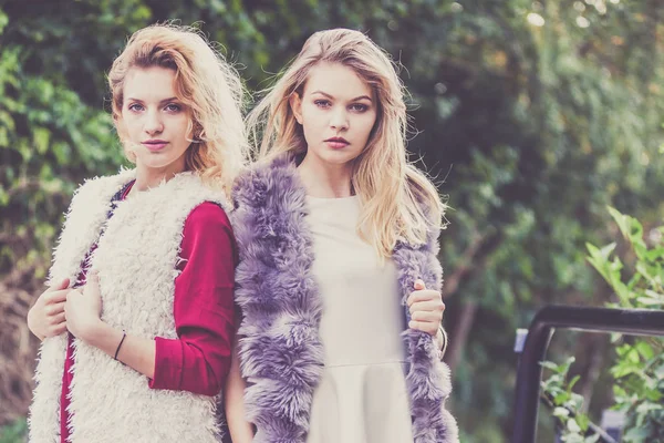 Dos mujeres de moda al aire libre — Foto de Stock