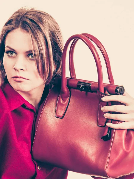 Frau schützt ihre Handtasche — Stockfoto