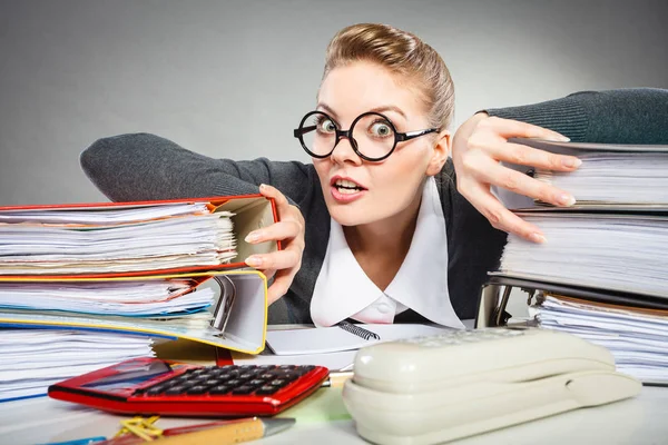 Senhora do escritório assustador em seu reino . — Fotografia de Stock