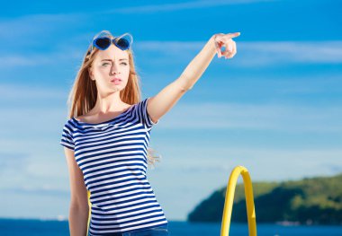 kadın rahat tarzı gökyüzü arka plan üzerine işaret