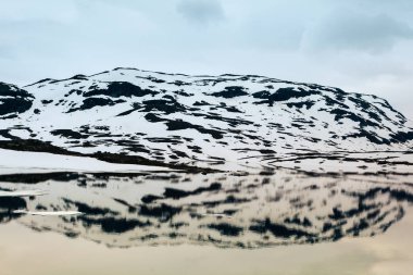 Donmuş göl ile Norveç doğal Dağları.