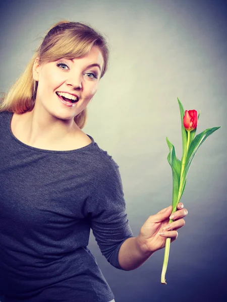 Grijnzende vrouw met bloem. — Stockfoto