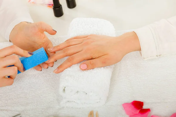 Donna ottenere manicure fatto unghie file — Foto Stock
