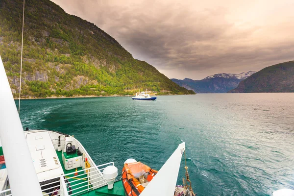 Navio ferryboat no fiorde norwegian — Fotografia de Stock