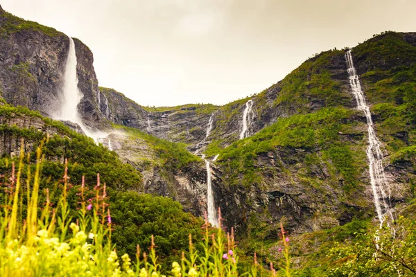 Vattenfall innorwegian berg — Stockfoto