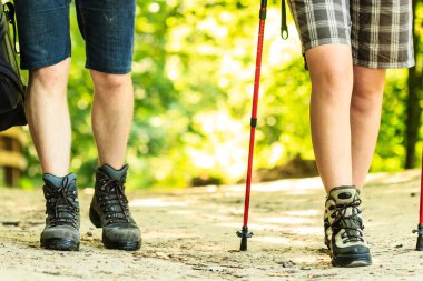 İki yürüyüşçü birlikte seyahat. 